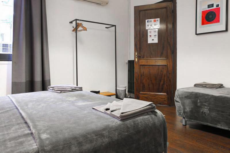 Traveller House 7 Bedroom Apartment Barcelone Extérieur photo