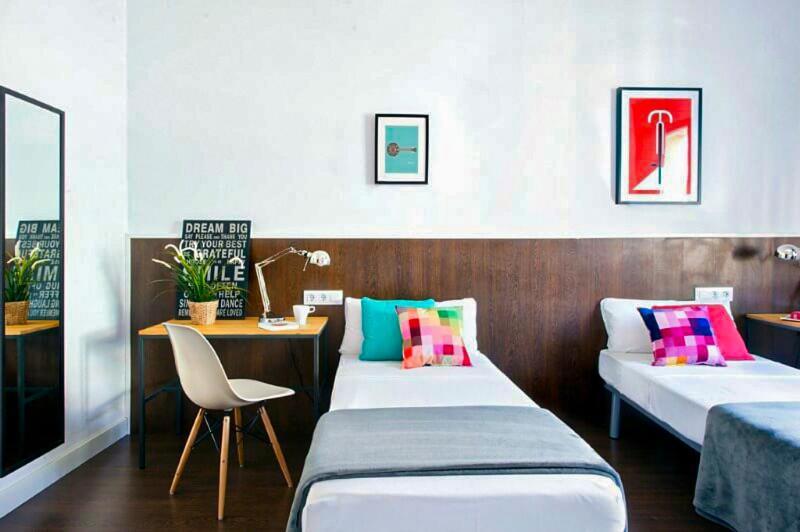 Traveller House 7 Bedroom Apartment Barcelone Extérieur photo
