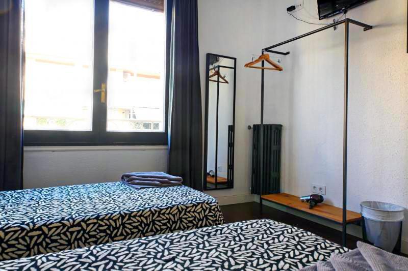 Traveller House 7 Bedroom Apartment Barcelone Extérieur photo