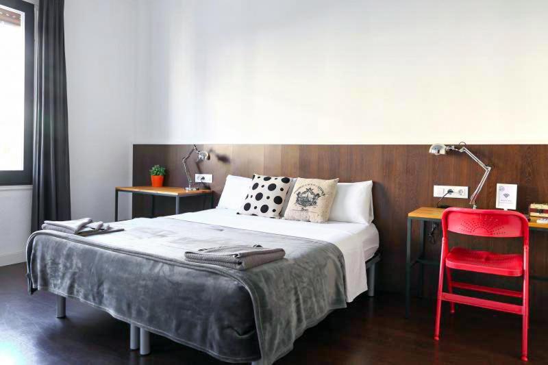 Traveller House 7 Bedroom Apartment Barcelone Extérieur photo