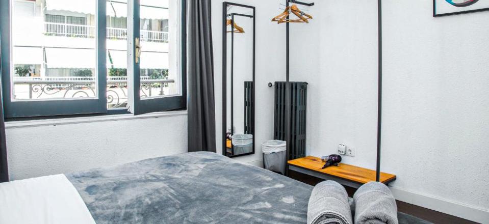 Traveller House 7 Bedroom Apartment Barcelone Extérieur photo