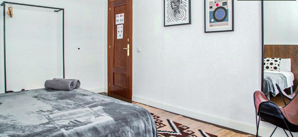 Traveller House 7 Bedroom Apartment Barcelone Extérieur photo