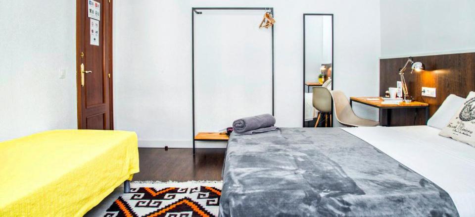 Traveller House 7 Bedroom Apartment Barcelone Extérieur photo