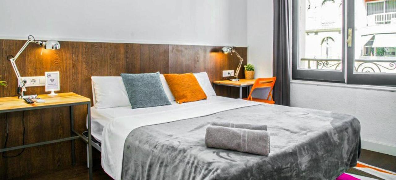 Traveller House 7 Bedroom Apartment Barcelone Extérieur photo